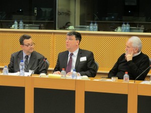 De gauche à droite : Délégué général de la Délégation générale de l'Alliance française de Bruxelles-Europe, Thierry Lagnau, Jean-Benoît Nadeau, Vice-président du Parlement européen, Angel Miguel Martinez.